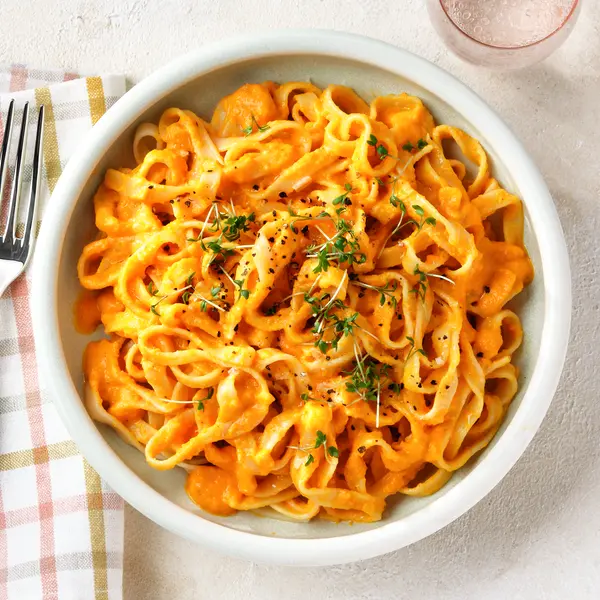 Pasta in cremiger Curry-Möhrensoße