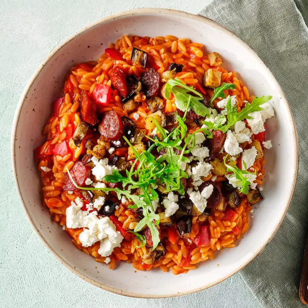 Tomaten-Kritharaki mit Chorzio, gebratener Aubergine und Feta
