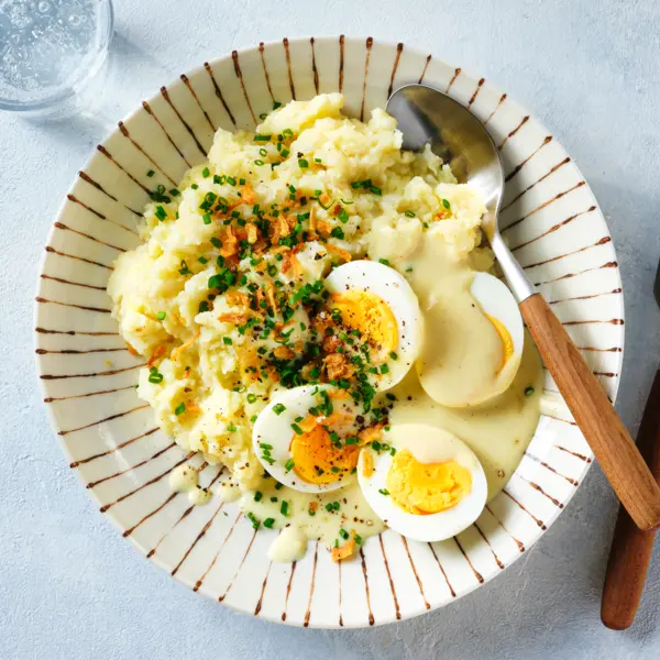 Senfeier mit Kartoffel-Blumenkohl-Püree