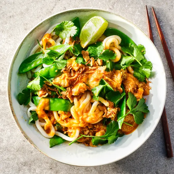 Curry nach Thai-Art mit Hähnchen und Udonnudeln