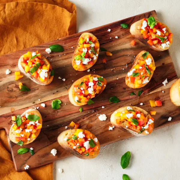Paprika-Bruschetta mit Feta