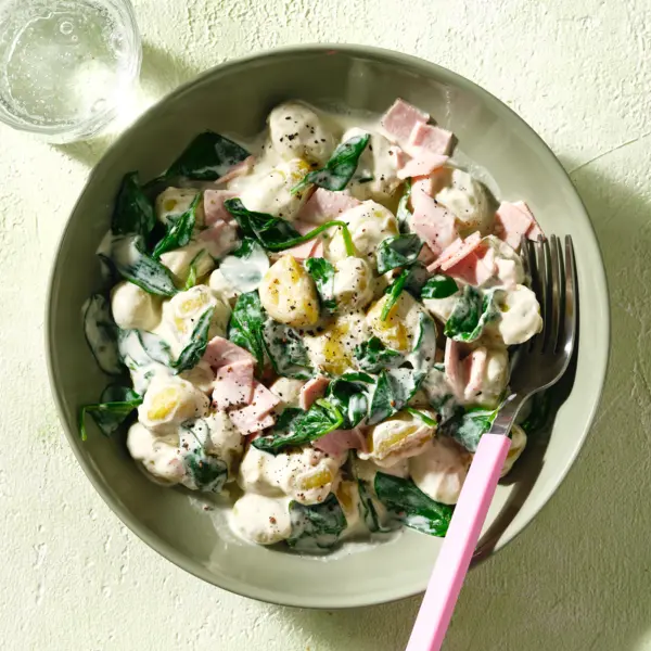 Cremige Gnocchi mit Spinat und Schinken