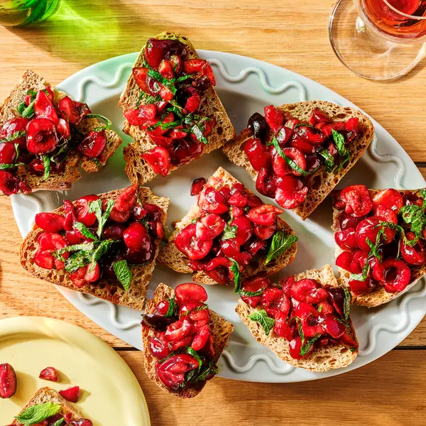 Bruschetta mit Kirschen und Minze