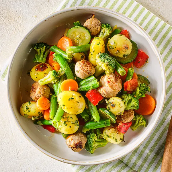 Gnocchi-Pesto Pfanne mit Bratwurst