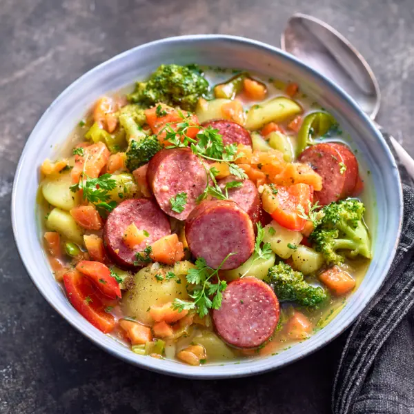 Gemüseeintopf mit Kartoffeln und Würstchen