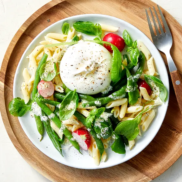 Pastasalat mit Burrata