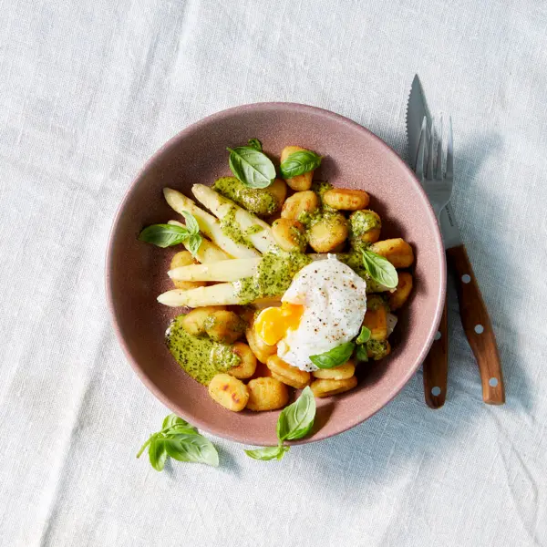 Spargel mit Gnocchi, Pesto und pochiertem Ei