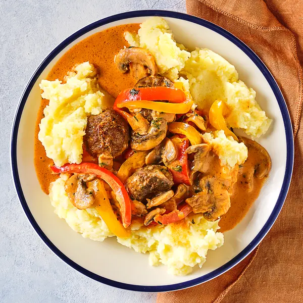 Stroganoff Hackbällchen auf Kartoffelpüree