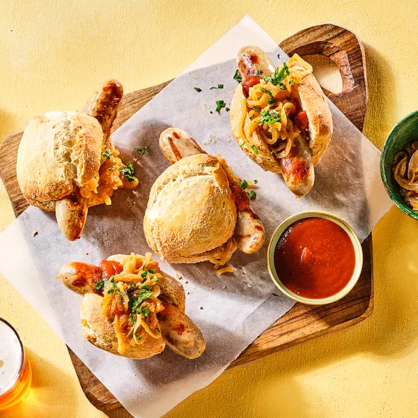 Rostbratwurst im Brötchen mit karamellisierten Bier-Zwiebeln