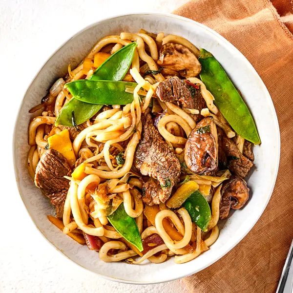 Udon-Nudeln mit Rindfleischstreifen
