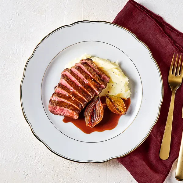 Rindersteak mit Schalottenjus auf Pastinakenpüree