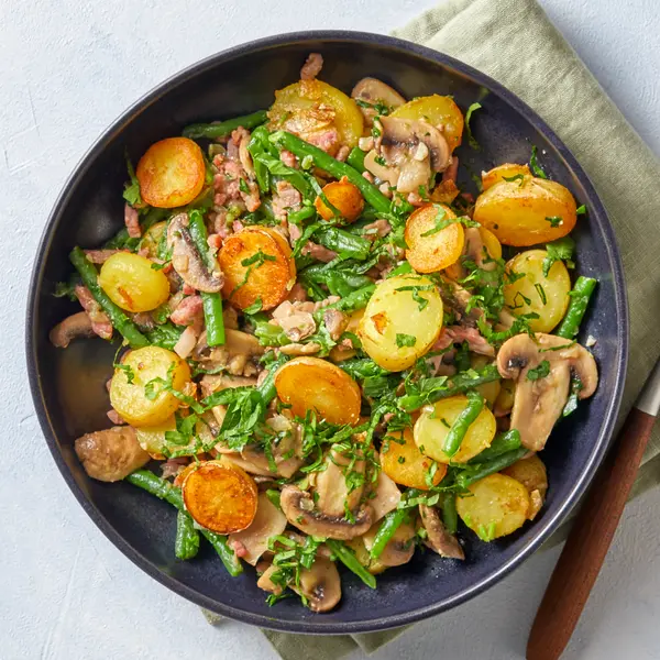 Kartoffel-Pfanne mit Pilzen und grünen Bohnen