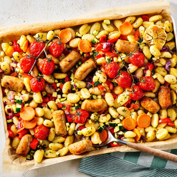 Gnocchi-Blechauflauf mit Wurst