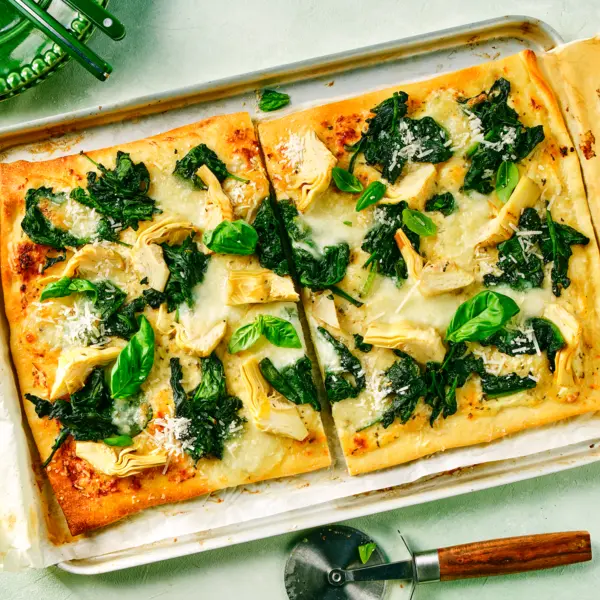 Spinat-Pizza mit Artischocken
