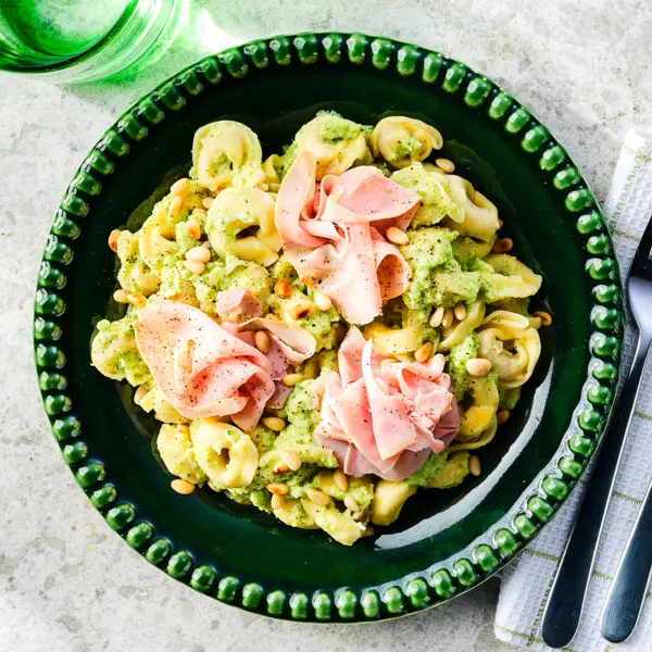 Tortellini mit Schinken in Broccoli-Soße