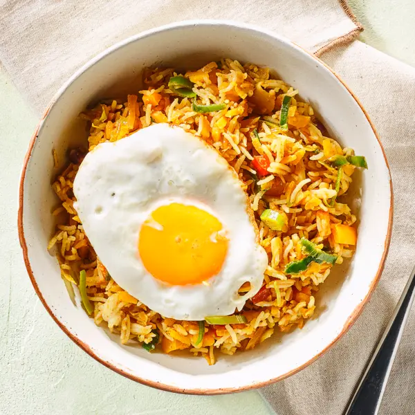 Nasi Gemüsereis mit Spiegelei