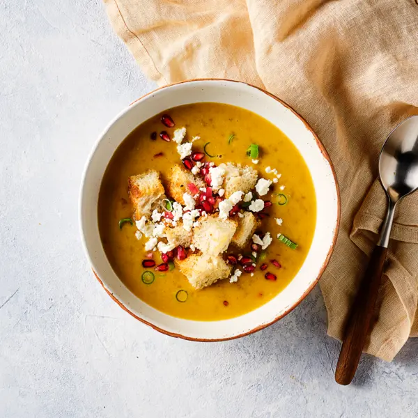 Kürbis-Linsen-Suppe mit Knoblauchcroutons