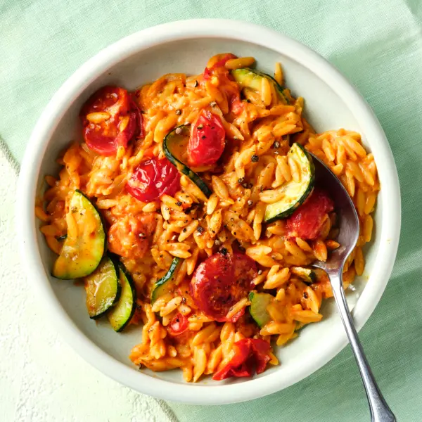 Kritharaki-Pfanne mit Tomaten und Zucchini