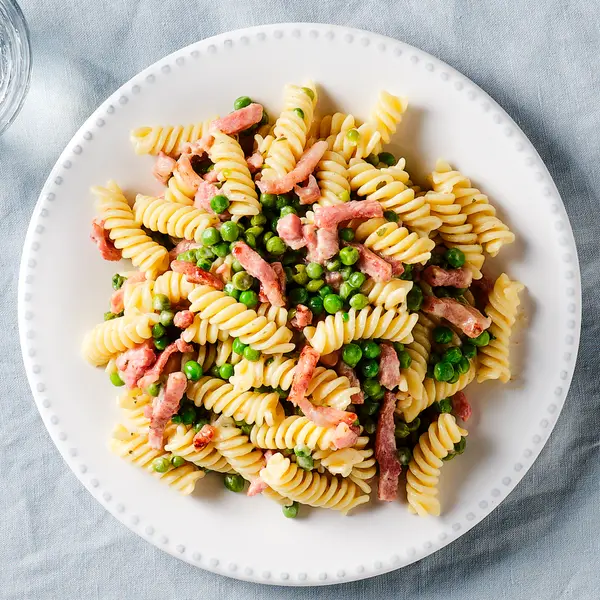 Nudeln mit Speck und Erbsen