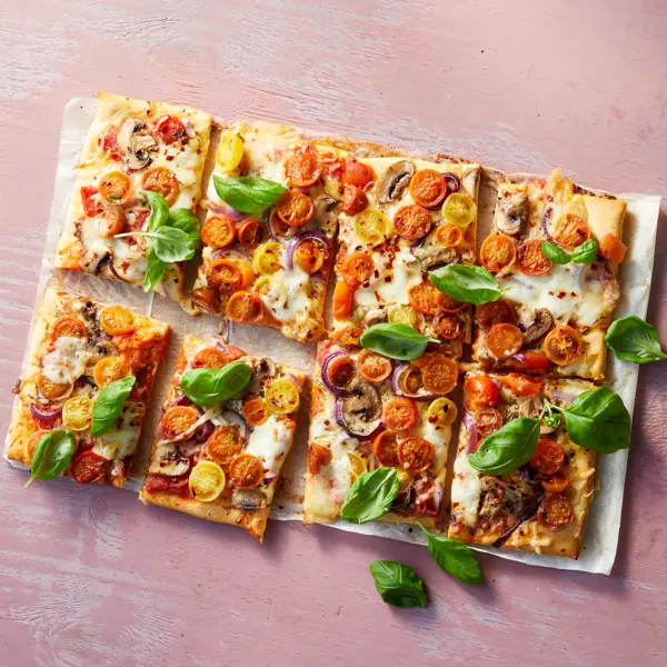 Pizza mit bunten Tomaten