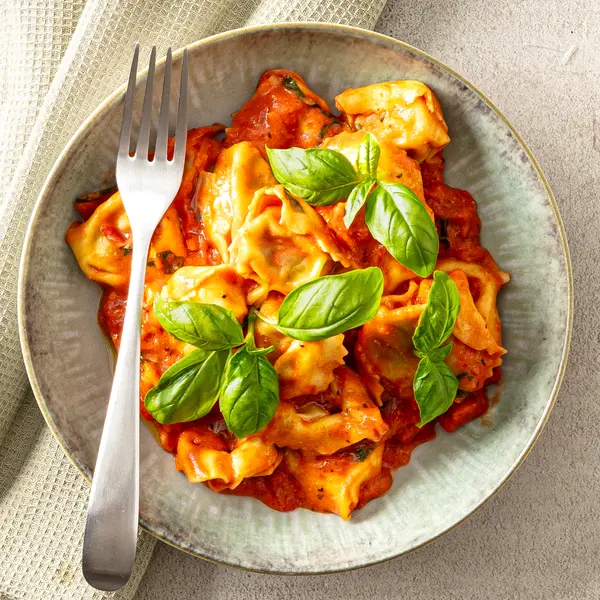 Tortelloni mit sahniger Tomatensoße