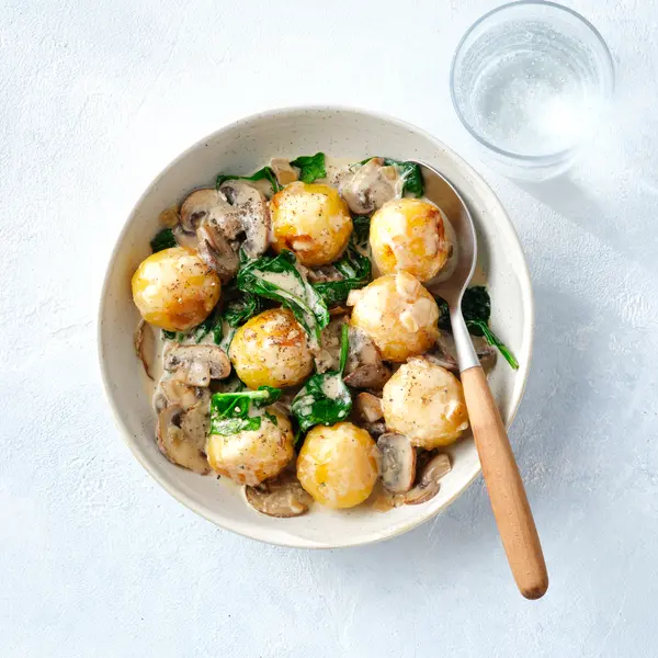 Knödel-Pfanne mit Champignon-Spinat-Rahm