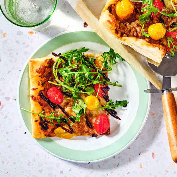 Blätterteig Pizza Tomate-Mozzarella mit Rucola