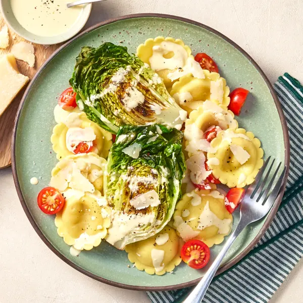 Gegrillter Salat mit Parmesan-Ravioli