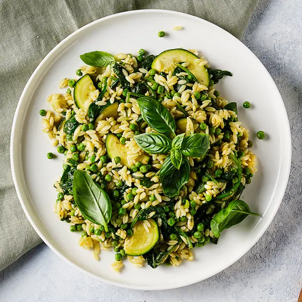 Pesto-Kritharaki mit grünem Gemüse