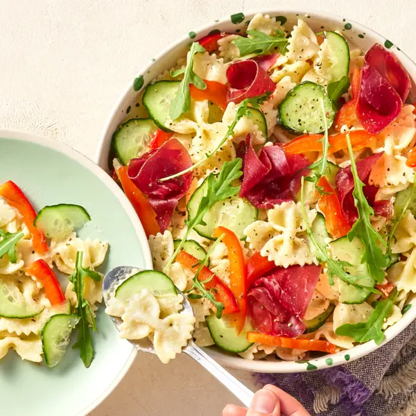 Bunter Nudelsalat mit Parmaschinken