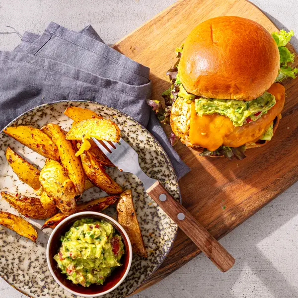 Chickenburger mit Guacamole und Wedges