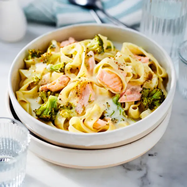 Bandnudeln mit Brokkoli-Lachs-Sauce