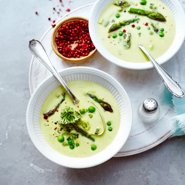 Grüne Spargelsuppe mit Erbsen